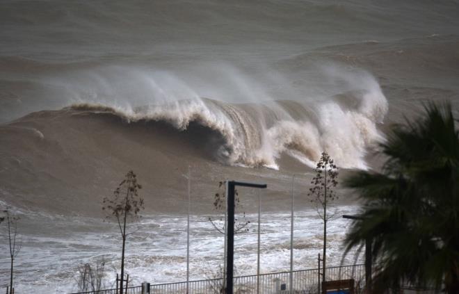 KUVVETL RZGAR UYARISI: Rzgarn; Dou Karadeniz, Dou Anadolu&#8217;nun bats ile Gneydou Anadolu'da kuzey ve kuzeybat ynlerden yer yer kuvvetli (40-60 km/sa) olarak esecei tahmin edildiinden yaanabilecek olumsuzluklara kar dikkatli ve tedbirli olunmaldr.