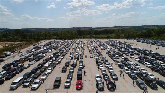 JEEP<br>  Austos ayna zel kampanya hazrlayan markalardan Jeep, ay boyunca, &#8220;imdi Al Seneye de&#8221; kredi kampanyas ile birlikte Jeep Compass modellerinde 10 bin TL, Jeep Renegade&#8217;de ise 5 bin TL indirim destei sunuyor.