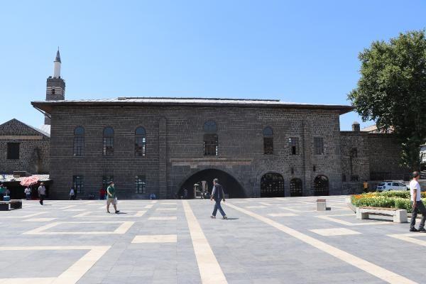 ar merkezine alveri iin gelen Behzat Akta, yanl maske kullanmna dikkat ekerek, "Baz arkadalar koluna saat takacana maske takyorlar. Bunun yerine yzlerine taksalar hi olmazsa ben de kurtulurum, kardaki insan da kurtulur, onun akrabas da kurtulur.