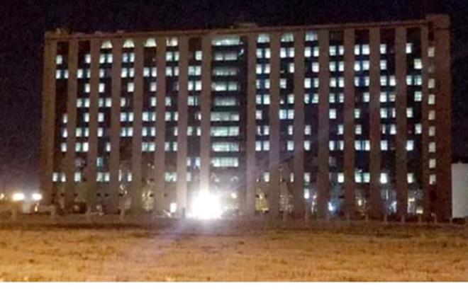 DYARBAKIR'da iki pandemi hastanesinden biri olan Gazi Yaargil Eitim ve Aratrma Hastanesi'nde 70'i youn bakm olmak zere 300'e yakn korona virs hastas tedavi gryor. 273 oda ve 546 yatakl hastanede gece younluu grntledi. Hastanenin gece fotoraf, salgnn boyutunu ortaya koyuyor.