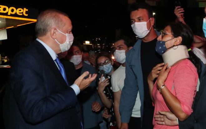 Erdoan yemekten sonra vatandalarla sohbet ederek kendisini bekleyenleri selamlad.