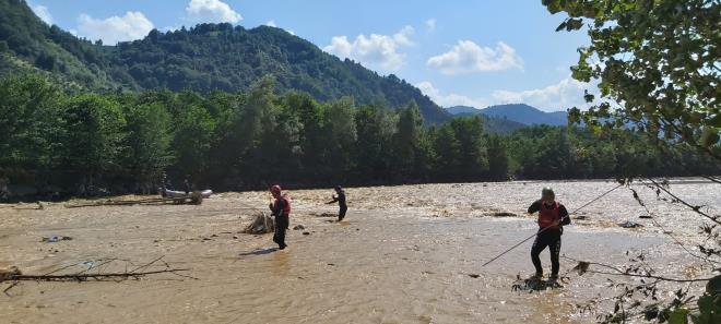 Giresun'da hafta sonu yaanan selde Espiye ilesinde kaybolan bir ahsn cesedi Yaldere Deresi iinde bulunurken, vefat edenlerin says 8'e ykseldi.