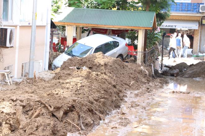 Giresun'da sel nedeniyle su baskn yaanan Dereli ilesinde hafriyat kaldrma almas yaplyor. Ekipler caddeler, kamu binalar ve i yerlerindeki amur ve kumlar temizliyor.
