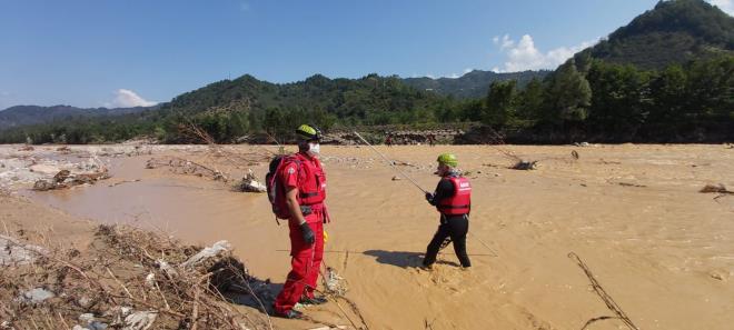 Bulunan ceset ile birlikte selde hayatn kaybedenlerin says 8'e ykseldi. Kayp 8 kiiyi arama almalar devam ediyor.