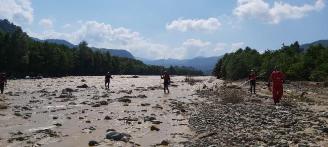 Espiye ilesinin Kadibi mevkiinde Yaldere Deresi iinde arama faaliyetinde bulunan AKUT Giresun ekibi, AFAD Giresun ve Samsun, Tuzla Belediyesi tfaiyesi ve jandarma arama timleri saat 15.00 sralarnda bir erkek cesedi buldu.