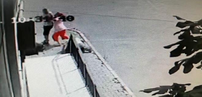 Vatandalarn ihbar zerine olay yerine polis ve salk ekipleri sevk edildi. Bacandan yaralanan Serkan E. salk ekipleri tarafndan olay yerinde yaplan ilk mdahalenin ardndan hastaneye kaldrld.