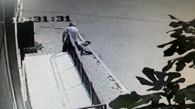 Vcuduna kurunlarn isabet etmesi ile yere ylan Serkan E. yerde kvranyor. Apartmandan gelen bir kadn eli silahl Kamuran Y.&#8217;ye mdahale ederek olay yerinden uzaklatrmaya alyor. Kadn, Kamuran Y.'yi uzaklatrrken, yerde yatan Serkan E.'nin de yumruk atmas dikkat ekiyor.