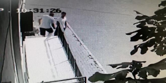 Olay an gvenlik kamerasna yansd  <br>Pendik&#8217;teki silahl yaralama olay gvenlik kamerasna da yansd. Bir apartmann kapsnda bekleyen Serkan E.&#8217;nin yanna gelen Kamuran Y., tabanca ile ate ediyor.