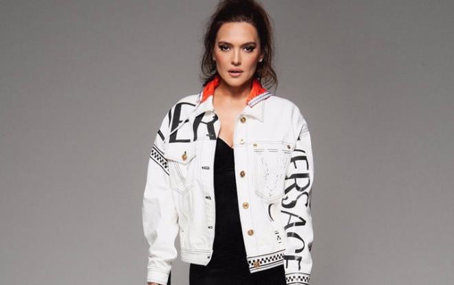 Getiimiz gnlerde Cumhurbakan Recep Tayyip Erdoan'n doalgaz mjdesinin ardndan sosyal medya hesab Twitter'da yazklaryla dikkatleri zerine eken arkc Demet Akaln, basn mensuplaryla yapt ksa sohbette faturalara isyan etti.