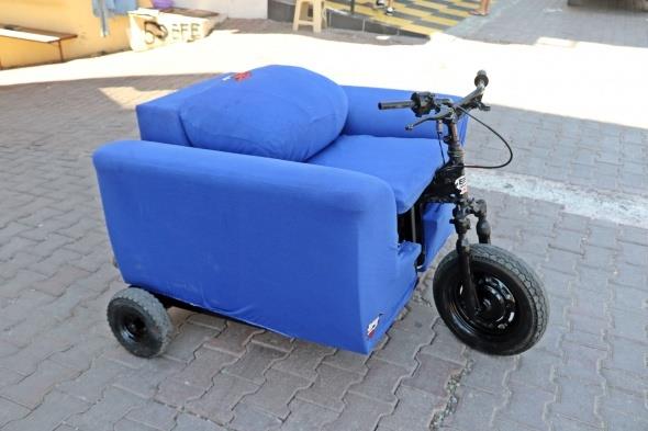 lk olarak ikinci el eya satan bir yerden tek kiilik TV koltuu alan Tokmak, ardndan hurdacdan alan bir motosikletin motorunu satn ald.