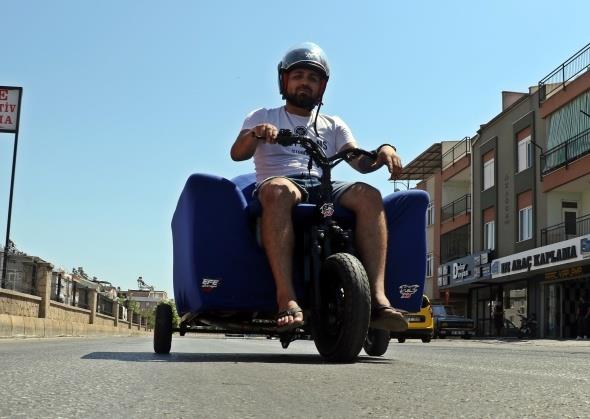 Tokmak, arkadalaryla birlikte koltuun iine motor yerletirdi, el arabasnn tekerleklerini koltuun altna yerletirdi, direksiyon olarak da bisiklet direksiyonunu tercih etti. 4 vitesli ve 80 kilometre hza kadar ulaabilen koltuun test srlerini i yerini nnde gerekletiren Tokmak, amacnn trafie kmak olmadn belirterek, elence amal bu tr projelere imza attklarn syledi.