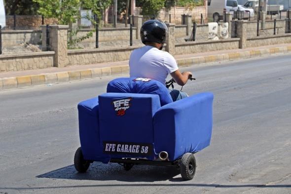 &#8220;lgn bir proje yapalm dedik, lgn oldu&#8221; diyen Tokmak, motorun maliyetinin bin lira olduunu ancak keyfinin paha biilemez olduunu syledi. nsanlardan olum ynde tepkiler aldn dile getiren Tokmak, &#8220;evreden muhteem tepkiler vard. nsanlar glerek motora bak, koltua bak eklinde tepki veriyorlar. Yal bir amca, &#8216;yryen koltuk yapmlar' eklinde bir tepki vermiti. Trk'e olmaz diye bir ey yok. 4 vitesli. 80 kilometre hza rahat kabiliyor. Ama biz trafie kapal alanlarda yaptmz iin sknt olmasn istemiyoruz. Durduruu ve kullan kolay. nallah bunun patentini alrz. imiz modifiye olduu iin bunlar yapabiliyoruz. Kendi dkkanmzn nnde ksa bir ekilde trafie ktk. Yine ceza gelir diye dnyorum ama inallah gelmez. nk cezalk bir ey yapmadk. Kafamzda kaskmz takl ve trafii kapal alan gibi bir yerdi. 5 dakikalk kardk sadece. Trafie kesinlikle kmyoruz. Bunun iin yapmadk zaten. Hobi amal, internette kanalmza ekmek iin yaptk. Baarl da olduk.