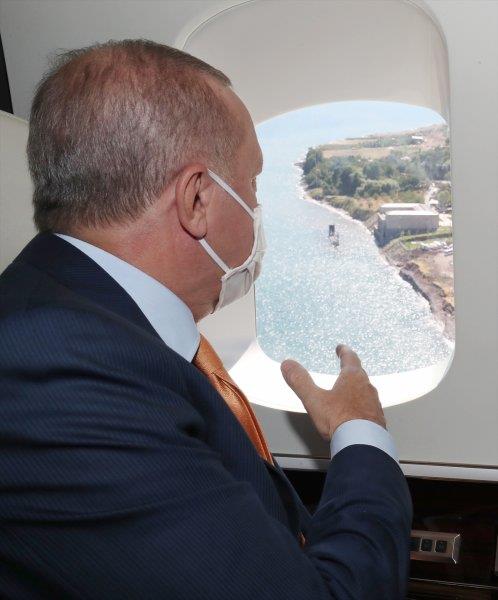 Cumhurbakan Erdoan, helikopterle Ahlat'a doru giderken Van Gl kysnda yer alan Cumhurbakanl Klliyesi'ni havadan inceledi.