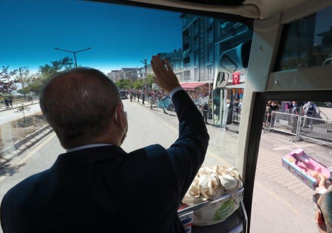 Ahlat'taki programna devam eden Erdoan, otobsten halk selamlad.