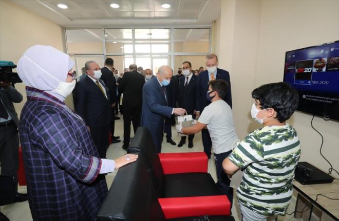 Baheli, buradaki ocuklara hediye verdi.