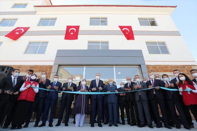 Erdoan, Baheli ve beraberindeki heyet, Ahlat Genlik Merkezi'nin aln gerekletirdi.