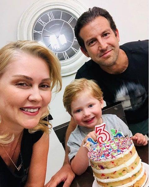 20 senedir ABD&#8217;de yaayan Sar, szlerine unlar da ekledi:    ABD'yi zor gnler bekliyor: ''Hastane kapasiteleri arttrlmad ve Florida&#8217;da salgna kar hibir nlem alnmad. Bunun sebebi bence siyasi ve politik. ABD&#8217;nin hem salk hem nlem hem de halk bilinlendirme alarndan snfta kald. Geriye dnn ekonomik adan ABD&#8217;yi ok zor gnler bekliyor.''