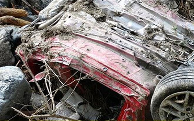 O anlarda telefon konumas kesilen 3 kii, sele kaplarak kayboldu. Hurdaya dnen otomobilleri ve baz kyafetleri 1 gn sonra dere yatanda bulunan ailenin son anlar ise i yerinin gvenlik kamerasna yansd.