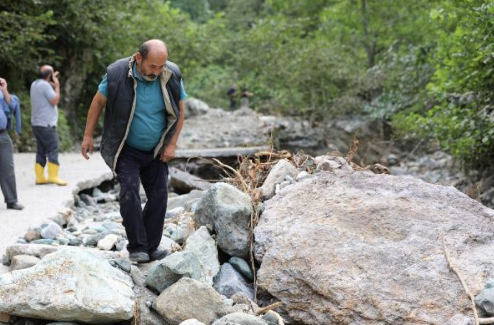 Tekrar telefonla aradlar 'Bize yardm edin, kurtarn' diye bardlar. Ben de 'Araba geri gelmiyorsa inin, arac terk edin' dedim. 'nemiyoruz araba taa dayand' dediler.