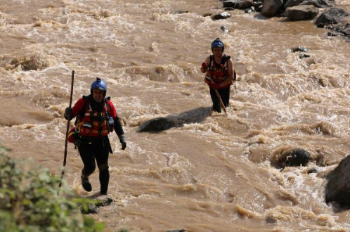 al deresinde balatlan aramalarda aileye ait hurdaya dnen otomobilleri ile baz kyafetleri bulundu. Dere yatanda AFAD ekiplerince arama almalar sryor. Her yeri kar kar tarayan ekipler aileden iz aryor.