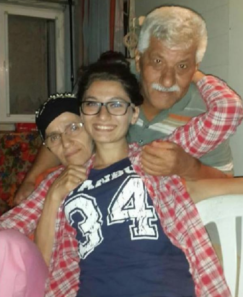 "Geldik ki su 2.5 metre yksekten geiyor"<br>    Yani sel arabay srkleyip taa dayatm. 'Dier kapdan kn' dedik, 'Oraya da sel bast almyor' dediler. Sonra 'Cama ta vurmaya balad, cam krld ieri su alyor, bouluyoruz' dediler. Sonra telefon kesildi, son sesleri bunlard.