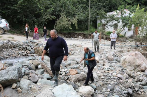 Bouluyoruz dediler sonra telefon kesildi  <br>  Sele kapldklar anlarda Emine Akgn'le telefonda gren kuzeni Kazm Tanrverdi, o anlar anlatt. Emine Akgn'n kendisini aradn ve yolda kaldklarn bildirdiini anlatan Tanrverdi, "Bana 'Gelin bizi kurtarn' dedi.