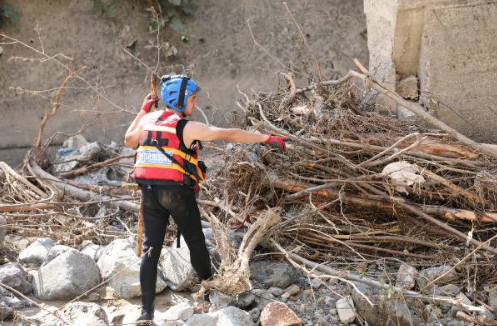 "ok ya var gelmeyin dedim"  <br>  Telefona ulaamadk daha. Geldik ki su 2.5 metre yksekten geiyor' dedi. Emine Akgn'n kardei Sleyman Karakl da "Samsun&#8217;da cenazeye gelmilerdi.      Oradan da bizi ziyarete geleceklerdi. Beni aradlar, 'ok ya var gelmeyin' dedim. O srada baka bir misafirlie uramlar. Oradan da buraya gelmiler.      Buraya kprnn zerine vardklarnda beni aradlar 'gel bizi buradan al' dediler. Bende teyzemin olunu alp, buraya geldim. Bizde selden geemediimiz iin tarlalarn iinden geldik. Telefonu teyzemin oluna verip deirmenin oraya kotuk.
