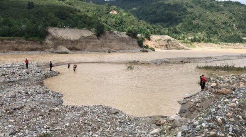 Ailenin otomobille mahsur kaldklar yolda telefonla aradklar yaknlarndan 'Bouluyoruz, kurtarn' diyerek yardm istedikleri ortaya kt. O anlarda telefon konumas kesilen 3 kii sele kaplarak kayboldu.