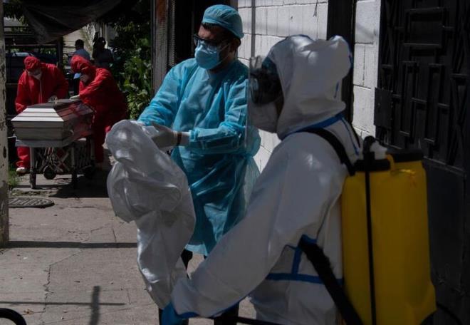 Dr Kelvin Kai-Wang To ve alma arkadalar, Covid-19 geirmi kiilerin baklk kazanm olduunu varsaymamak gerektiine iaret ediyorlar. Alama baladnda bu kiilerin de alanmasn, ayn ekilde maske takma ve sosyal mesafe kurallarna riayet etmesini neriyorlar.Hong Konglu doktorlar yazl aklamalarnda "Bulgularmz, hastalar doal baklk kazanm olsa bile, Covid-19'un kresel insan nfusu iinde tpk yaygn gribe yol aan koronavirsler gibi kalc olabileceine iaret ediyor" diyerek uyarda bulunuyorlar.