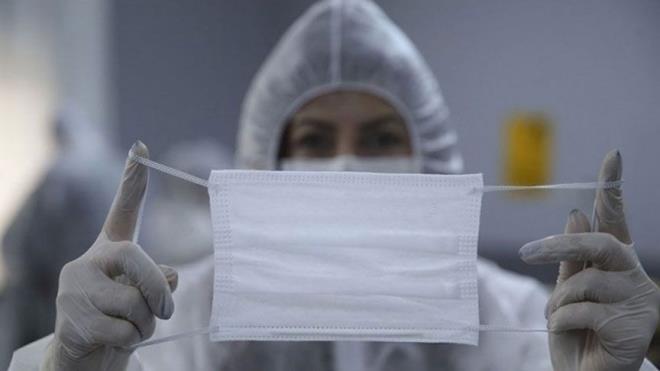 Maskeyi buzdolabna koymayn<br>  Prof. Dr. Ceyhan, ar scaklara kar maskeyi buzdolab veya derin dondurucuda muhafaza ederek, kullanmay kesinlikle nermediini belirterek, unlar syledi:<br>    *"Buzdolabna koyduunuzda ne kadar sre sizi serin tutabilir, en fazla 1-1,5 dakika tutar sonra tekrar normal scakla dner. Ben bunun ok geerli bir yol olduunu dnmyorum akas. Buzdolabnn ii nemli bir ortam, nemli ortama maskeyi brakmak riske atmak olur. 1-2 dakikalk serinlik iin maskenin zelliini riske atmak ok kabul edilebilir gibi deil.