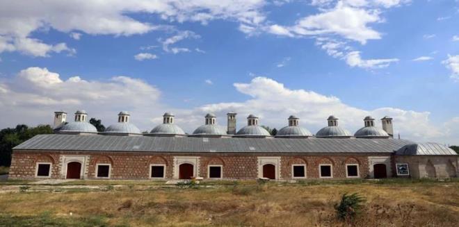 2.Murat dneminde yapmna balanan, Fatih Sultan Mehmet ve Kanuni Sultan Sleyman gibi padiahlara ev sahiplii yapan Edirne Saray ren Yeri (Saray- Cedide-i Amire) ziyaretilere kapsn amaya hazrlanyor.    Trakya niversitesi (T) ve Edirne Mzesi i birliinde gerekleen kaz almalaryla sarayn toprak altnda kalan baz ksmlar gn yzne karlmaya devam ediliyor. l Kltr ve Turizm Mdr Kemal Soytrk, 2002 ylndan bu yana Edirne Saray'nn ayaa kaldrlmas iin kaz almalarnn devam ettiini belirtti.