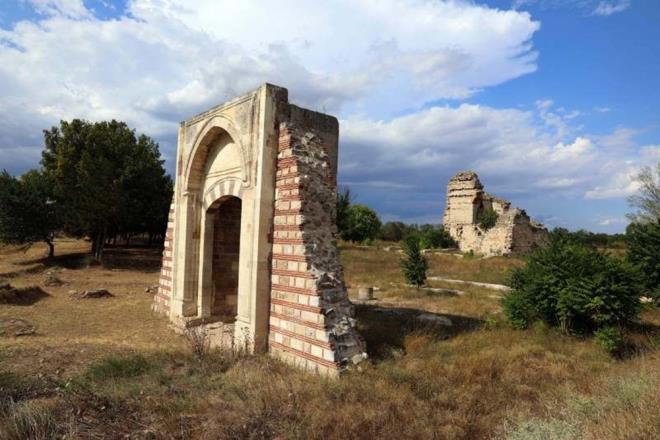 Edirne'nin kltr turizminin bakenti olacan ifade eden Soytrk, turizm pastasndan daha fazla ziyareti ve gelir almay hedeflediklerini anlatt. Edirne'nin tarihi ve kltrel yapsyla dnyann en nemli kentlerinden biri olduunu vurgulayan Soytrk, blgenin Adelet Kasr, Kum Kasr Hamam, Matbaah- Amire (saray mutfa) ile ren yerinin bu yl ziyarete alacan belirtti.  <br>  ren yerinin turizme katksnn byk olacana iaret eden Soytrk, "Bu blge turizm iin ciddi bir ekim merkezi olacak. Bir yandan da kaz almalar devam edecek. ehrimiz asndan burasnn ciddi bir turizm potansiyeli olacak" dedi.  <br>  Osmanl Saray Mutfa'nn almasyla ziyaretilerin o dneme ait eserleri ve rnleri grme frsat bulacan aktaran Soytrk, "Yine onun dnda Kum Kasr Hamam, Adelet Kasr ve bir taraftan da kazlar ve tarihi kalntlar da grm olacak." dedi.