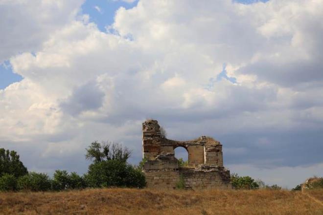 HAVA ARTLARI MSAT OLDUU SRECE KAZI ALIMALARI SRECEK<br>    Kaz Bakan ve T retim yesi Do. Dr. Glay Apa Kurtiolu da  kaz almalarnn salgn nedeniyle yava ilerlese de devam ettiini belirtti.  <br>  Kazlarn Demirkap evresinde srdn bildiren Kurtiolu, unlar kaydetti:  <br>  "Bu yl ayrca Akaalar Hamam ve Alay Meydan'n evreleyen evre duvarnn kuzeybat kesinde kaz almalarmz sryor. Edirne Yeni Saray avlular dizisinden olumakta ve her bir avluda Osmanl Saray Tekilat&#8217;na gre ekillenen binalar yer almaktadr. Gnmze avlu duvarlar ve binalarn birou ulaamad iin Edirne Yeni Saray'n avlular dizisi tam olarak anlalamamaktadr. Bu amala her bir avluyu evreleyen duvarlar ve avlular ierisinde yer alan binalar ortaya karlarak sarayn daha net anlalmas salanm ve gereki llere ulalm olacaktr. Kazmz 12 aylk statde olduu iin hava artlar msait olduu srece yl boyunca kaz almalar srdrlecek, ayn zamanda kaz evinde bilimsel almalar gerekletirilecektir"