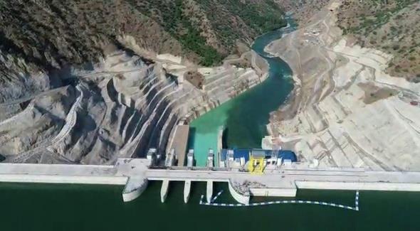 RCC gvdesi 165 metre yksekliinde olan barajn gvde hacminin ise 4.8 milyon metrekp olduu, milli ekonomiye ylda yaklak 100 milyon dolar katk salayaca ifade edildi.