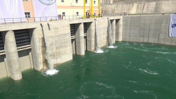 Dicle Nehrinin en byk kolu olan Botan ay zerinde yer alan etin Barajnn, silindirle sktrlm beton (RCC) tipine gre Trkiye ve Avrupa`nn en byk baraj olduu kaydedildi.
