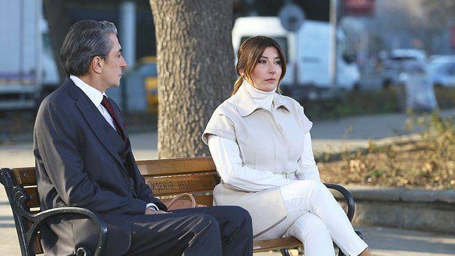 Koronavirs nedeni ile ekimlerine ara verilen Gel Dese Ak dizisi 15 Temmuz'da yeniden setlere dnmeye hazrlanyordu ancak iddialara gre dizi ani bir kararla final yaparak yayndan kaldrld.