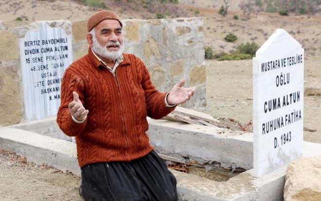 Merkez Dulkadirolu ilesinin Baydemirli Mahallesi'nde yaayan Cuma Altun, 2005 ylnda kendi elleriyle mezarn kazd. Mezarn etrafn evirip, zerinde ismi ile doum tarihinin yazd mezar tan da diken 48 yllk duvar ustas Altun, mezarn yapan bir insann lm hatrladn sylemiti.