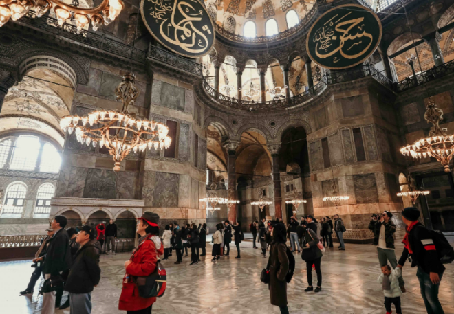 Mze statsnn son bulduu Ayasofya Camii'ne gelenler iin klk-kyafet kontrol yaplmaya baland.