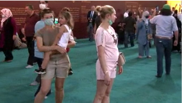 Cami statsne kavuan Ayasofya'ya vatandalarn ve turistlerin youn ilgisi var...