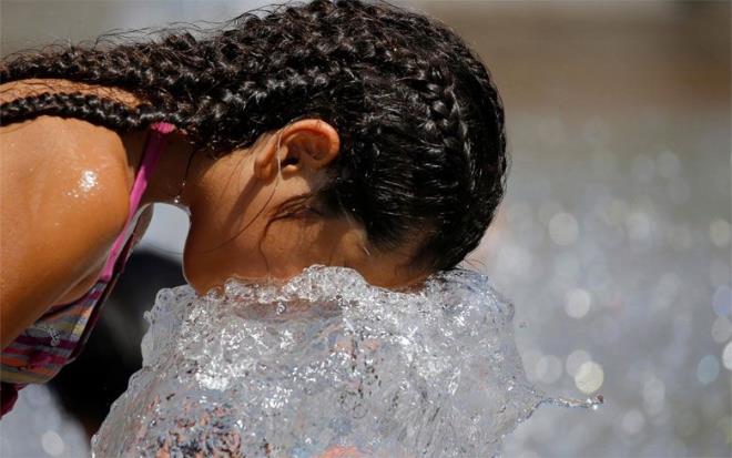 Meteoroloji Genel Mdrl resmi internet sitesinden ar scak alarm geti. Cezayir'den gelecek scak hava dalgas yurt genelindeki scaklklar belirgin oranda ykseltecek. Cuma gnnden itibaren etkili olmas beklenen scak hava ile birlikte Marmara blgesinde scaklk 38 derecelere, Ege, Akdeniz ve Gneydou Anadolu blgesinde 40 derecelere ulaacak. Ar scaklar nmzde 5 gn boyunca etkisini daha da artrarak devam edecek.