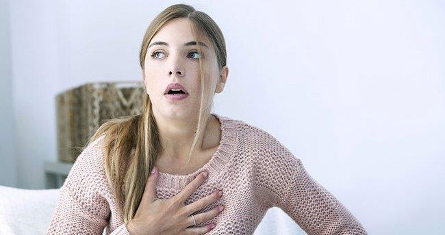 4 - Bazen nefes darl ekiyorsanz<br>  Amerikan Tp Topluluunun hakemli dergisi JAMA'da yaymlanan aratrmaya gre Kovid-19'lu kiiler iyiletikten sonra da nefes darlnn da aralarnda olduu virs kaynakl etkilerden mustarip.  <br>  Bunun u anda neden olduu ya da ne kadar srd kesinlemi deil ancak byk ihtimalle uzun sre akcierlerde yaanan iltihaplanmadan kaynaklanyor..    Doktor Schaffner "Bu Kovid-19 tans konulan kiilerde bilinen bir gemeyen etki. Buna sahipseniz daha nce deneyimlediiniz hastaln aslnda Kovid-19 olma olasl var" dedi.