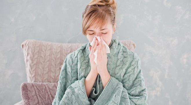 1- 2020 banda kt bir souk algnl geirdiyseniz  <br>  Pandeminin banda birok kii Kovid-19'un ABD'de ubat sonu ya da mart ayna kadar yaylmaya balamadn dnyordu. Ancak Teksas niversitesi'nde yaplan yeni bir aratrma bunun aksini ortaya koydu. in'in Vuhan ve ABD'nin Seattle kentindeki laboratuvarlarda, geen k pheli grip hastalarnn boazlarndan alnan sprnt rnekleri incelendi.    Aratrmaclar neredeyse incelenen her iki vakadan birinin Kovid-19 vakas olduunu kefetti. Kovid-19'un ABD'ye byk ihtimale ylba civar geldiini dnyor.    Yaanlan belirtilere gre bu souk algnln test yapmadan Kovid-19'un hafif halinden ayrmak ok zor. Ancak genellikle souk algnlnda nefes darl, iddetli ba ars ya da Kovid-19'da yaanan mide ve barsak sorunlar yaanmyor.