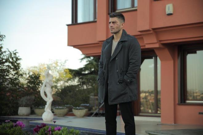 Ardndan internet zerinden yaynlanan Sfr Bir Adana dizisinde Cio karakterini canlandrd ve bylelikle geni bir hayran kitlesi edindi.