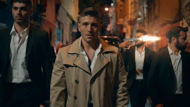 Cihangir Ceyhan: 15 Ekim 1989 tarihinde Adana'da dnyaya geldi. Aslen baba tarafndan Elaz'ldr. stanbul'da iki buuk yl kamera n oyunculuk dersi ald. Sonrasnda Adana'ya geri dnd.