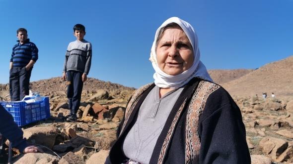 Pek ok kii kendi ihtiya ve taleplerine gre dualar ederken, bu yl herkesin ortak duas ise korona virsn bir an nce son bulmas oldu. Gelenein 7 asrdan bu yana devam ettiini belirten yre sakinleri, Sandros Da`nn iek Baba blgesinin eteklerinde bulunan 4 metre eninde 42 metre uzunluundaki mezarn tarihten bu yana ziyaret edildiini syledi.