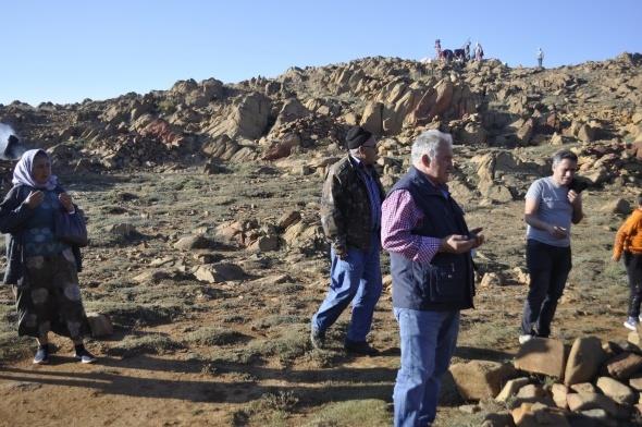 Baz vatandalar topraa maske gmerek pandeminin son bulmasn diledi.