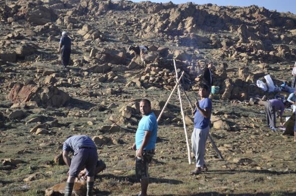 Ziyaretilerden Iraz iek, "68 yandaym kendimi bildim bileli gelirim buraya. Dua etmeye geldik.