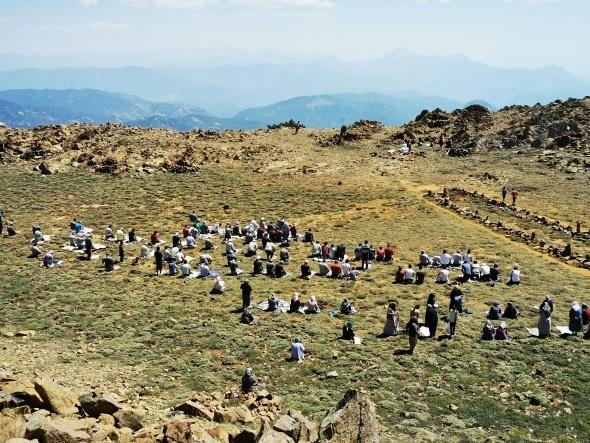 Bata Mula ve Denizli olmak zere lkenin drt bir yanndan Sandros Da`na gelen akn eden vatandalar bir gece nceden dada kurduklar adrlarda hazrlk yapp kurbanlar keserek hayr yemei hazrlad. Her yl Austos aynn son arambay perembeye balayan gece balayp Perembe gn akam saatlerine kadar devam eden etkinlikte vatandalar bol bol namaz klp, dualar etti.