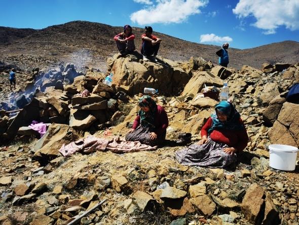 Sosyal mesafe kurallarna uygun olarak gerekletirilen anma etkinliklerinde renkli grntler olutu. Binlerce kiinin akn ettii hayr ve anma etkinliklerine katlan vatandalar virsn bir an nce sona ermesi iin dua etti.