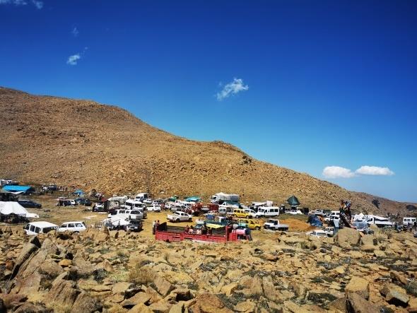 O zamanlar buraya gelirken byk bir ses kard. Sanki erenin olduu yer yklm hibir ey kalmam zannedersin. Gelip grnce her eyin yerinde olduunu grrsn.